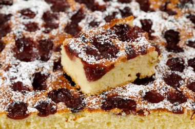 Bir porsiyon vişneli turta tüm turtanın yüzeyine yerleştirildi..