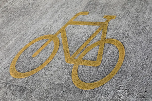 Bisiklet Şeridine Sarı Bisiklet Sembolü Çizilmiş — Stok fotoğraf