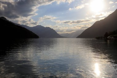 İsviçre 'deki Schwyz kantonunda Brunnen' den görebileceğiniz gibi, akşam üzeri Alpler 'in manzarası. Lucerne Gölü, Vierwaldstattersee, dört orman yerleşkesi gölü..