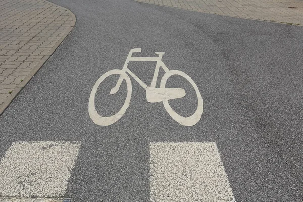 Yaya geçidinin yanındaki bisiklet sembolü bisiklet yolunun üzerine çizilmiş..