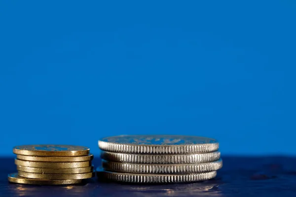 Unas Monedas Suizas Sobre Fondo Azul Superficie Que Colocan Estas —  Fotos de Stock