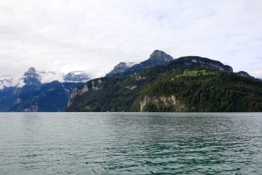 Lucerne Gölü ve Alp Dağları. İsviçre 'deki Schwyz kantonunda Brunnen' den görüldüğü gibi görün.