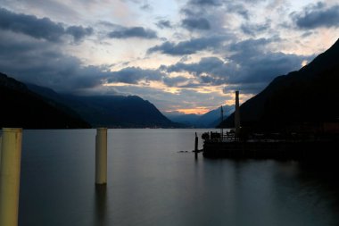 İsviçre 'deki Alpler ve Lucerne Gölü' nün görkemli akşam manzarası Brunnen 'den görülebilir. GörünüştgözleComment.