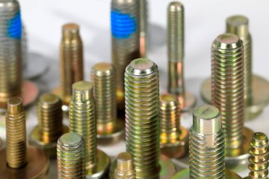 Birçok cıvata endüstriyel parçalar ve yedek parçalardır.