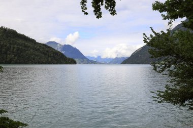 Lucerne Gölü ve İsviçre 'deki Schwyz kantonunda Brunnen' den görülen dağlar. Vierwaldstattersee, Dört Orman Yerleşkesi Gölü.