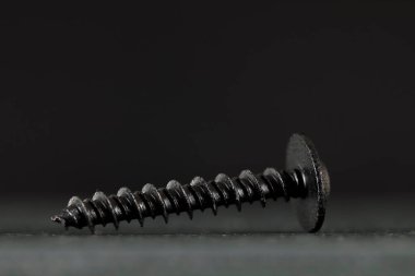 Bir siyah vida. Bu küçük endüstriyel parça otomotiv parçası ve otomotiv endüstrisi için özel olarak tasarlandı ancak gerektiğinde başka uygulamalar için kullanılabilir..