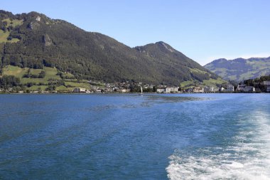 Uzakta, Lucerne Gölü 'nde Brunnen köyü bulunur. Burası İsviçre 'deki Schwyz Kantonu' nda..