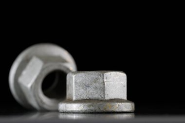 İki vida cevizi. Bu küçük sanayi ürünleri otomotiv parçalarıdır ve otomotiv endüstrisi için özel olarak tasarlanmıştır ama gerekirse başka uygulamalarda da kullanılabilir..