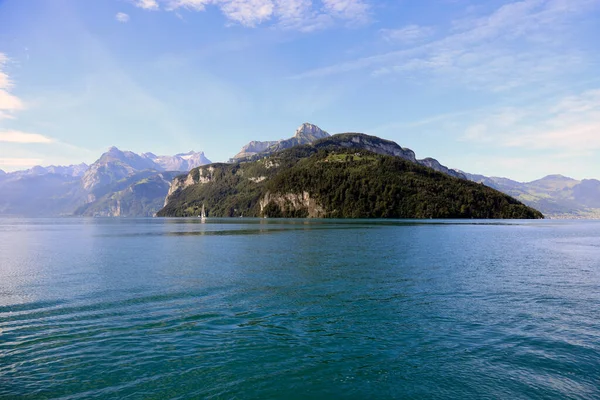 Blue Sky Magnificent Mountain Forested Slopes View Can Seen Lake — Stock Photo, Image