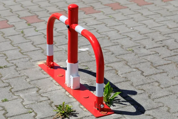 Der Boden Montierte Schrankenpfosten Wurde Weiß Und Rot Lackiert — Stockfoto