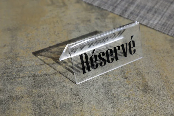 Plastic Plaque Inscription Reserve Empty Table — Stock Photo, Image