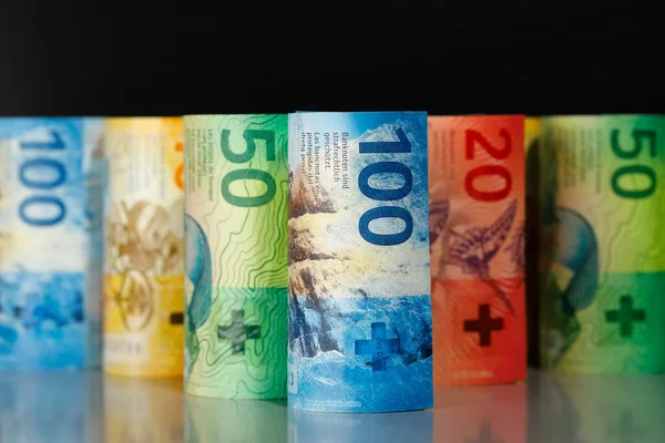Yuvarlanmış Sviçre Banknotları Ekonomiyi Sunma Fikri Konsepti — Stok fotoğraf