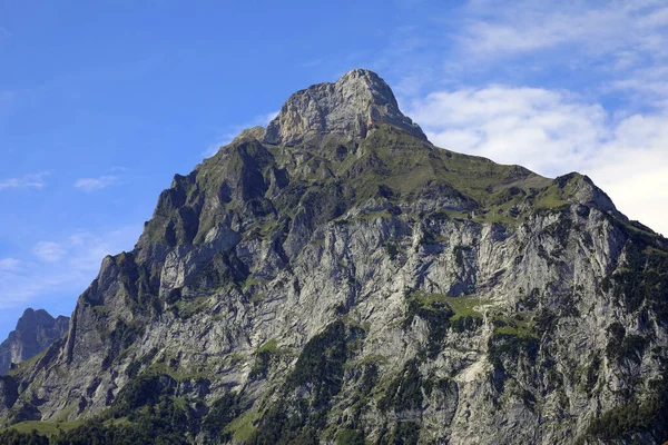 Pico Rochoso Dos Alpes Suíços Visível Contra Céu Azul — Fotografia de Stock