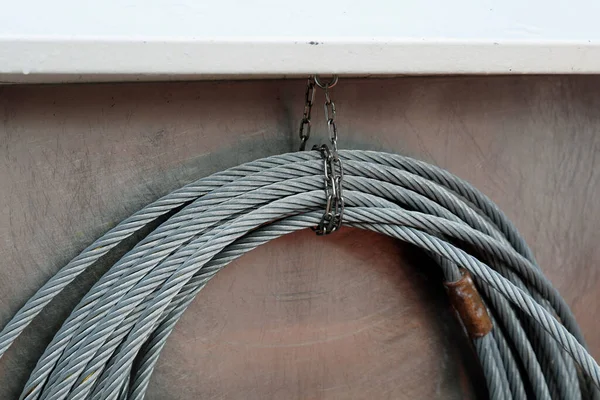 Cuerda Acero Colgada Enrollada Interior Del Lado Del Barco —  Fotos de Stock