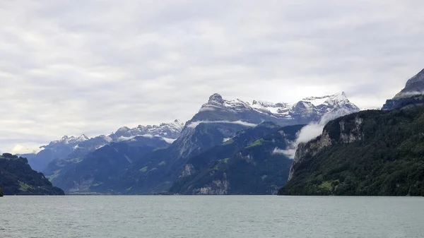 Lucht Boven Licht Besneeuwde Bergen Zien Vanuit Brunnen Zwitserland — Stockfoto