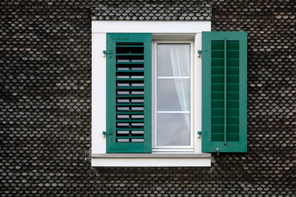 Grüne Fensterläden Aus Holz Auf Dem Rahmen Eines Weißen Fensters — Stockfoto