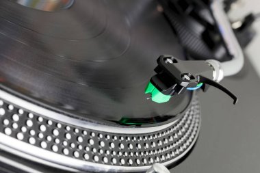 Kabuğa monte edilen fişek modern bir döner tablonun tonkolunun ucunda ve şu anda plağın üzerinde yer alıyor.