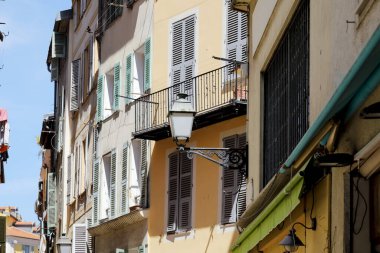 Eski Nice kasabasındaki bir binanın ön cephesinde bir sokak lambası asılıdır. Cote d 'Azur, Fransa