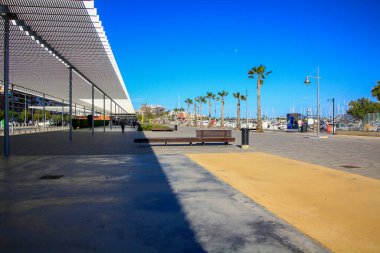 Metal kaplamalı gölgelik çatı