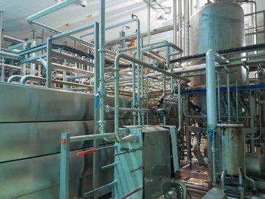 Madrid, İspanya 06 / 14 / 2019: bir gıda fabrikasının alüminyum boruları ve kanalları