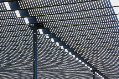 Metal kaplamalı gölgelik çatı