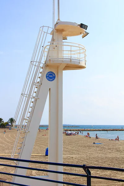 ビーチにある現代的な時計塔は — ストック写真