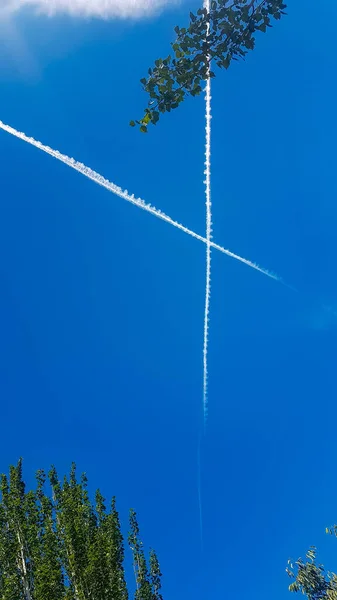 Białe Linie Lotnicze Przelatujące Nad Błękitnym Niebem — Zdjęcie stockowe