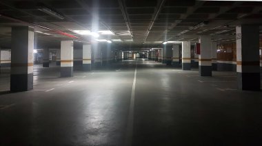 Madrid, Espaa: 01 / 15 / 2019: largos pasillos de un park yeraltı