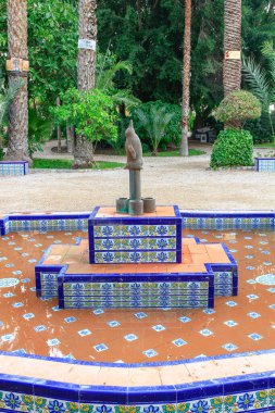 Elche, İspanya; 07 / 10 / 2019: Elche 'nin palmiye bahçesindeki tipik çeşme