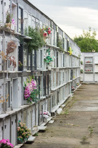 Ниши Цветами Кладбище — стоковое фото