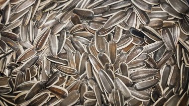 Arkaplanda bir sürü kabuksuz ayçiçeği çekirdeği var.