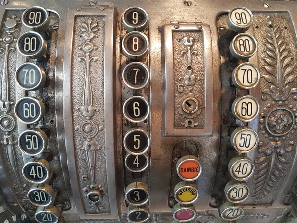 Madrid İspanya; 04 / 16 / 2019: 20. yüzyılın başlarında birçok dekorasyonla birlikte nakit kasası fiyatı