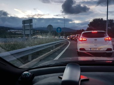 Madrid İspanya; 11 / 03 / 2019: bir arabadan görülen bir cüzdanda trafik sıkışıklığı