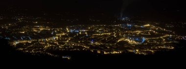 İspanya 'nın Oviedo şehrinin gece hava manzarası