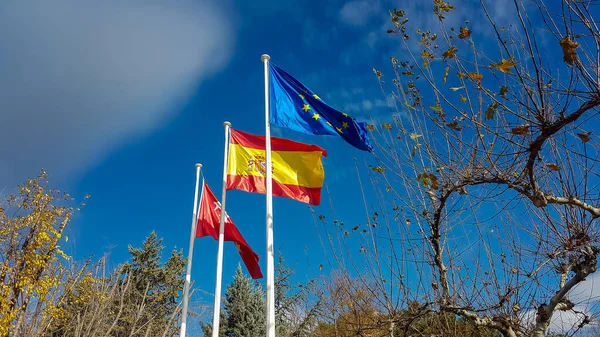 Europeisk Spansk Och Madrid Flagga Masten — Stockfoto