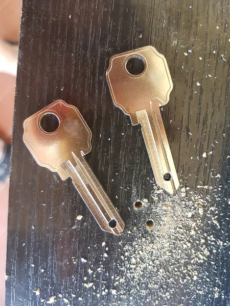 Moderne Schlüssel Durchbohrte Schlüssel Auf Einem Tisch — Stockfoto
