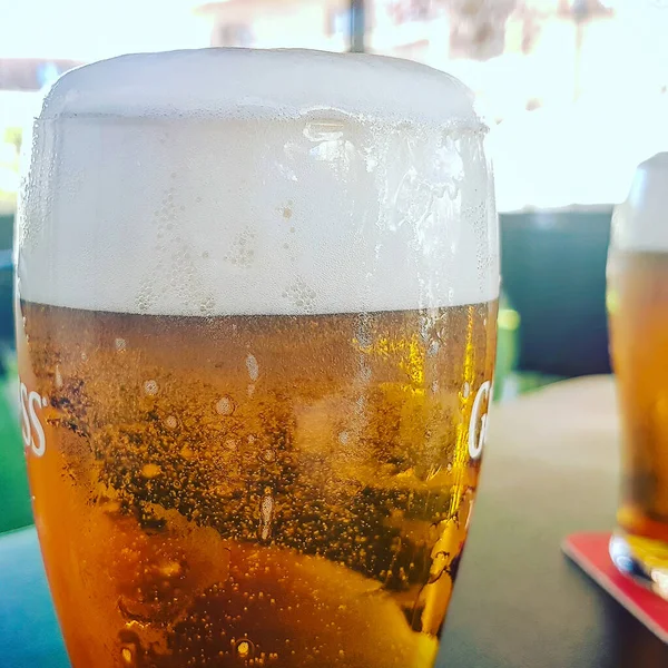 Szklanka Lodów Piwnych Dużą Ilością Pianki — Zdjęcie stockowe