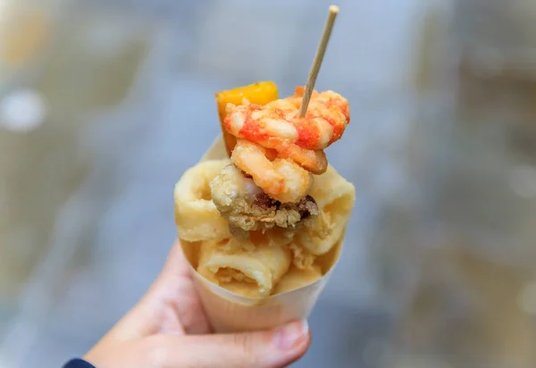 İtalyanca sokak gıda Venedik - fritto misto (kızarmış balık, kalamar veya kalamar ve karides karışımı) bir koni üstünde belgili tanımlık gitmek