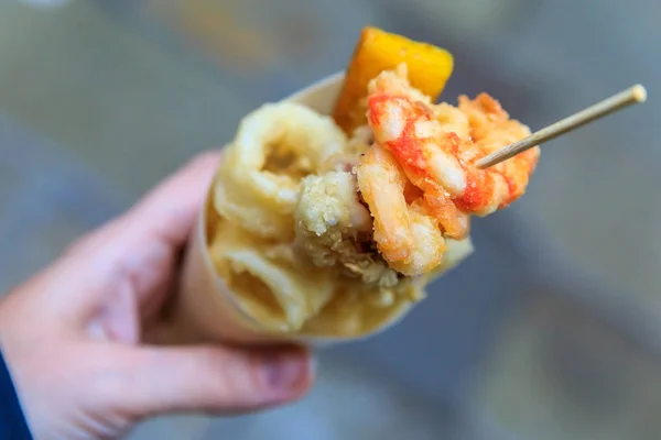 İtalyanca sokak gıda Venedik - fritto misto (kızarmış balık, kalamar veya kalamar ve karides karışımı) bir koni üstünde belgili tanımlık gitmek