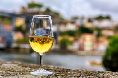Porto şarabı kadeh Porto Portekiz içinde belgili tanımlık geçmiş bulanık cityscape ile