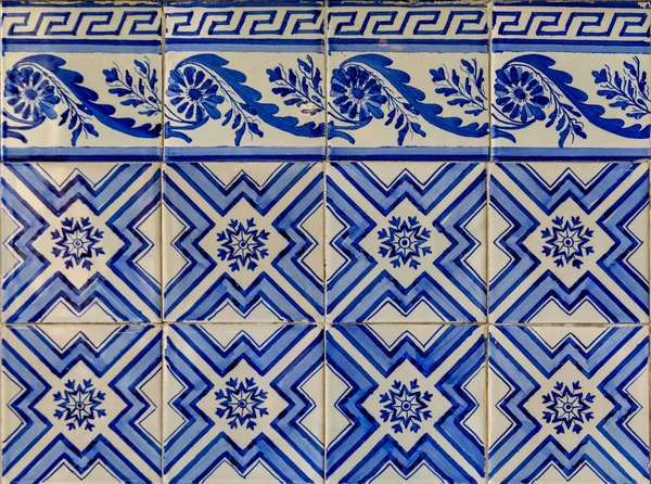 Piastrelle tradizionali ornate portoghese azulejo — Foto Stock