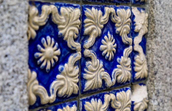 Detalhe Das Antigas Azulejos Decorativos Portugueses Ornamentados Tradicionais Com Relevo — Fotografia de Stock