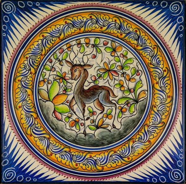 鹿のデザインと共に 古い伝統的な華やかなポルトガル装飾 Azulejo タイルの詳細 — ストック写真