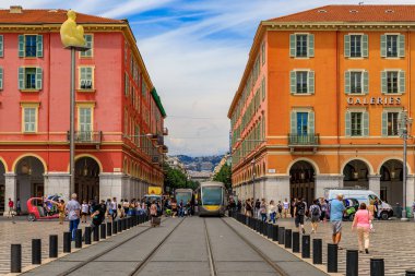 Nice, Fransa - 24 Mayıs 2018: Tramvay çeker Place Massena, Nice büyük ticari ve kültürel simgesel yapı üzerine