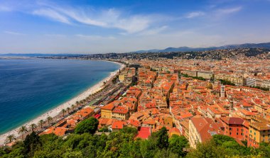 Akdeniz kıyı şeridi ve Old Town, Castle Hill Nice, Fransız Rivierası, Cote d'Azur, Fransa tepesinden Vieille Ville çatılarına görünümü