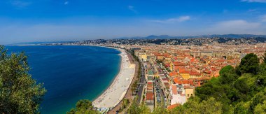 Panoramik Akdeniz kıyı şeridi ve Old Town, Castle Hill Nice, Fransız Rivierası, Cote d'Azur, Fransa tepesinden Vieille Ville cityscape
