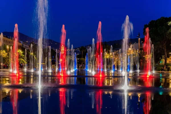 2018年5月25日 漫步于 Paillon 的喷泉 四周环绕着一个绿色的城市公园 在日落的地方马塞纳或马塞纳广场上点燃了红色和蓝色的灯光 — 图库照片
