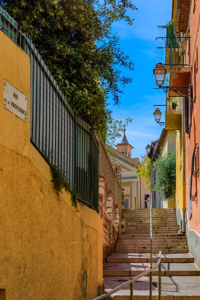 Pohled Strmé Úzké Ulice Tradiční Středomořské Domy Starého Města Nice — Stock fotografie