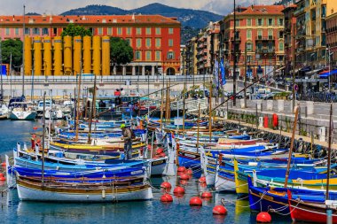 Nice, Fransa - 26 Mayıs 2018: Eski klasik ahşap tekneler, lüks yatların ve geleneksel Akdeniz binalar Lympia Nice bağlantı noktası, Cote d'Azur