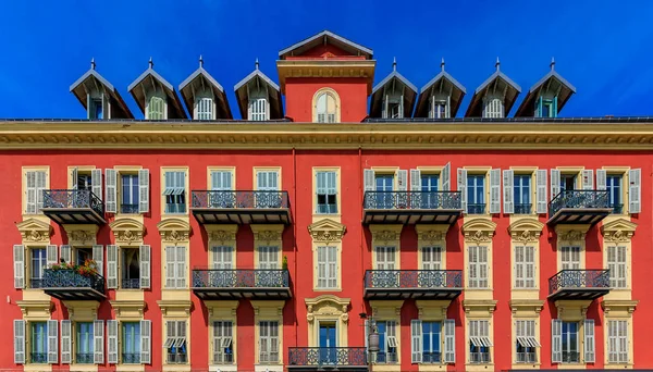 Mediterrane Hausfassade Mit Kunstvollen Metallarbeiten Und Traditionellen Fensterläden Schön Frankreich — Stockfoto